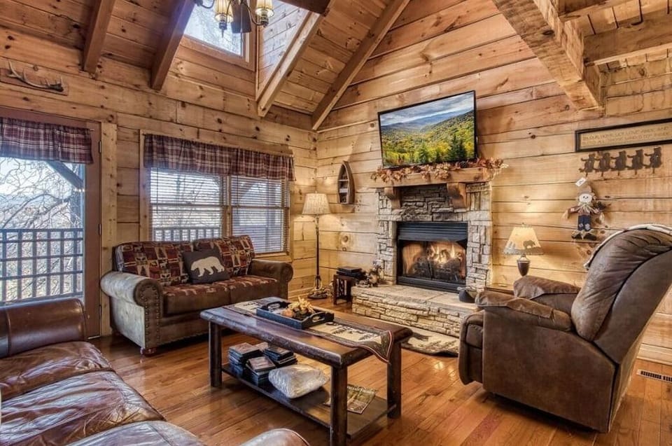 A Place In Time 2 Bedroom Cabin by RedAwning Hotel in Pigeon Forge