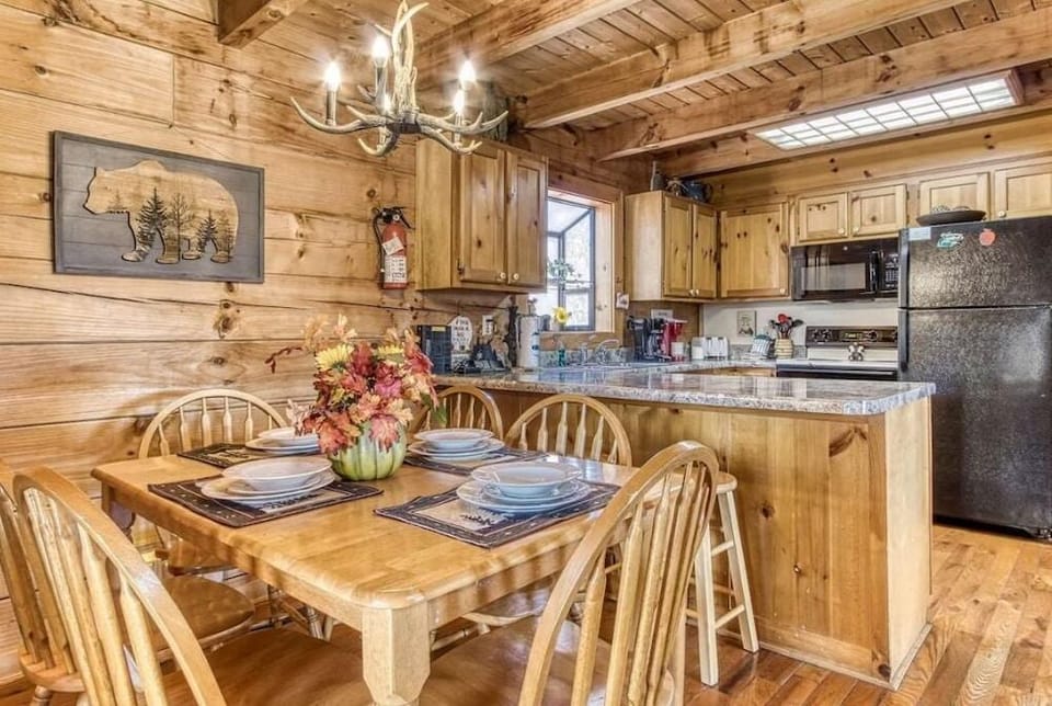 A Place In Time 2 Bedroom Cabin by RedAwning Hotel in Pigeon Forge