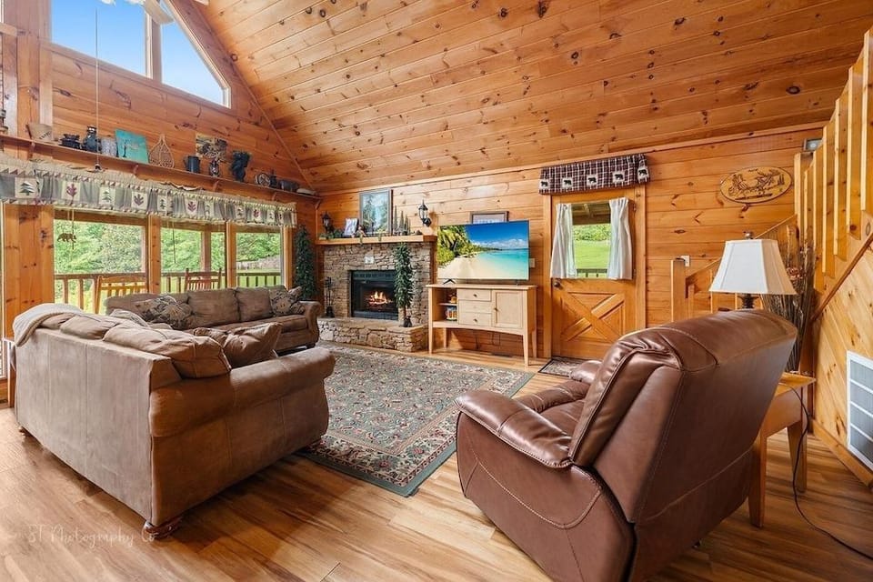 Hibernation Station 2 Bedroom Cabin by RedAwning Hotel in Pigeon Forge
