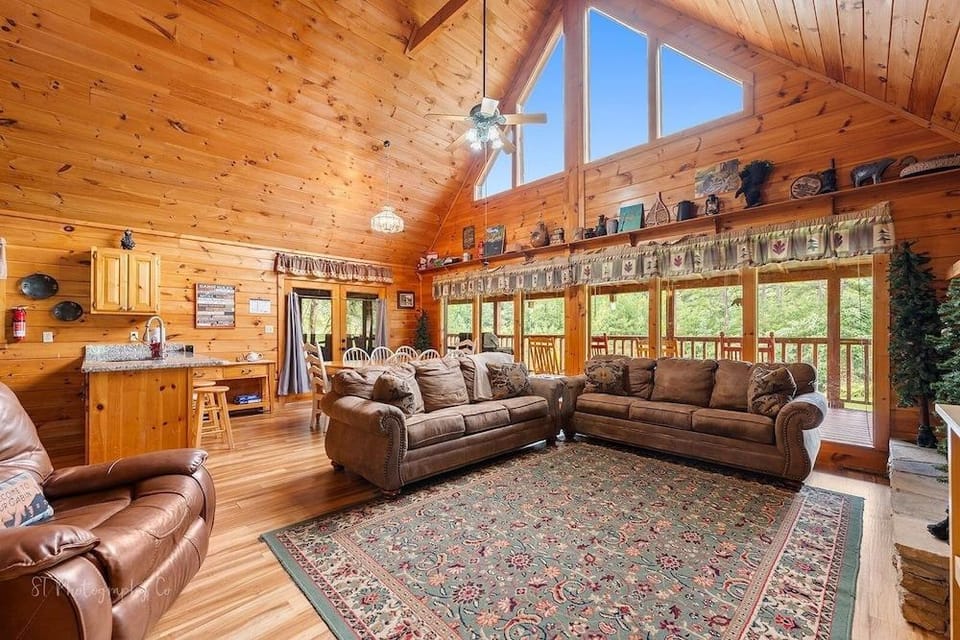 Hibernation Station 2 Bedroom Cabin by RedAwning Hotel in Pigeon Forge