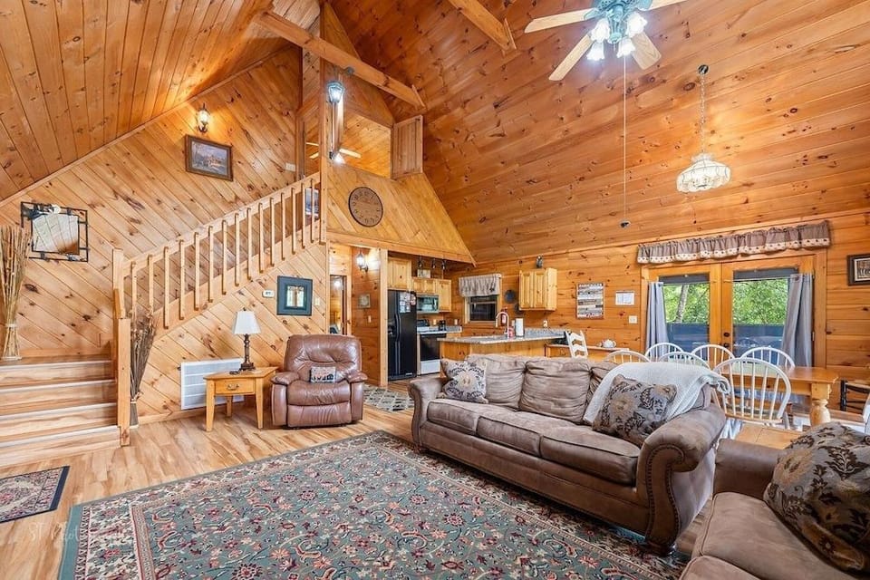 Hibernation Station 2 Bedroom Cabin by RedAwning Hotel in Pigeon Forge