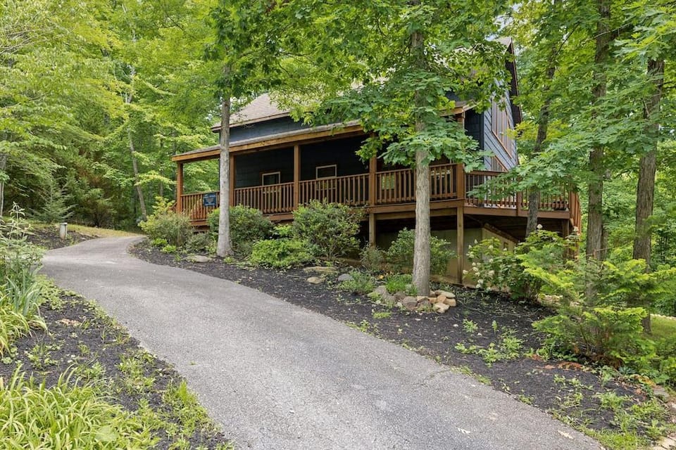 Blue Hawk Hideaway 3 Bedroom Cabin by RedAwning Hotel in Pigeon Forge
