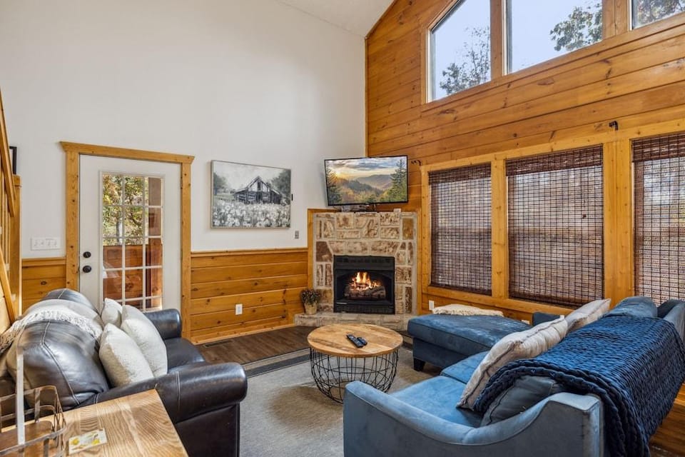 Blue Hawk Hideaway 3 Bedroom Cabin by RedAwning Hotel in Pigeon Forge