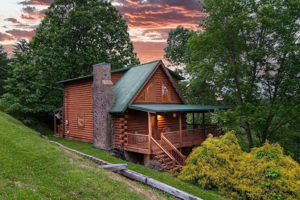 Mountain Serenity 2 Bedroom Cabin by RedAwning Hotel in Pigeon Forge