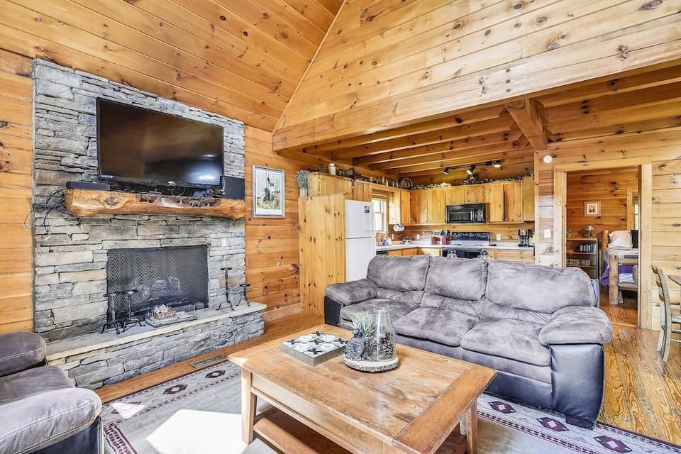 Mountain Serenity 2 Bedroom Cabin by RedAwning Hotel in Pigeon Forge
