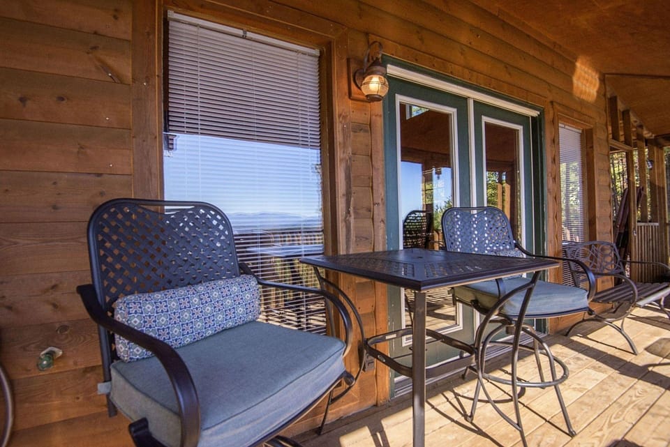 Dunder Mountain Views Cabin Retreat 3 Bedroom Cabin by RedAwning Hotel in Pigeon Forge
