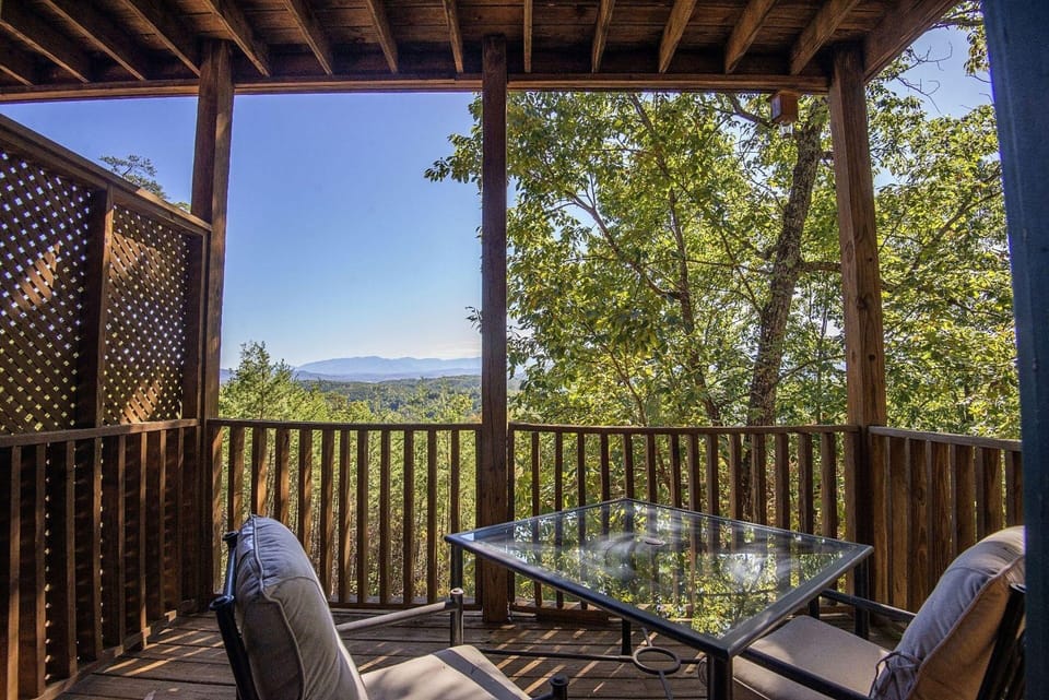 Dunder Mountain Views Cabin Retreat 3 Bedroom Cabin by RedAwning Hotel in Pigeon Forge