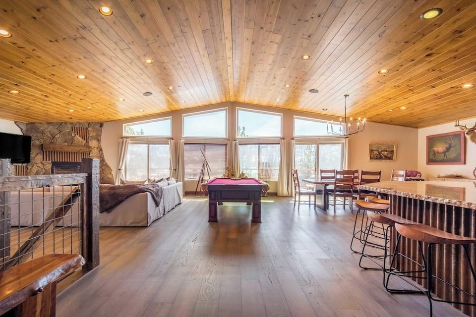 Lakefront Lodge by Avantstay Direct Access to Big Bear Lake Hot Tub + Views Hotel in Big Bear
