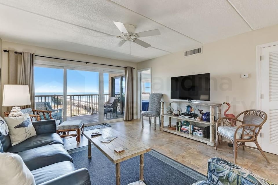 Upper unit Overlooking the Beautiful Outdoor Space and Pier by RedAwning Hotel in Fernandina Beach