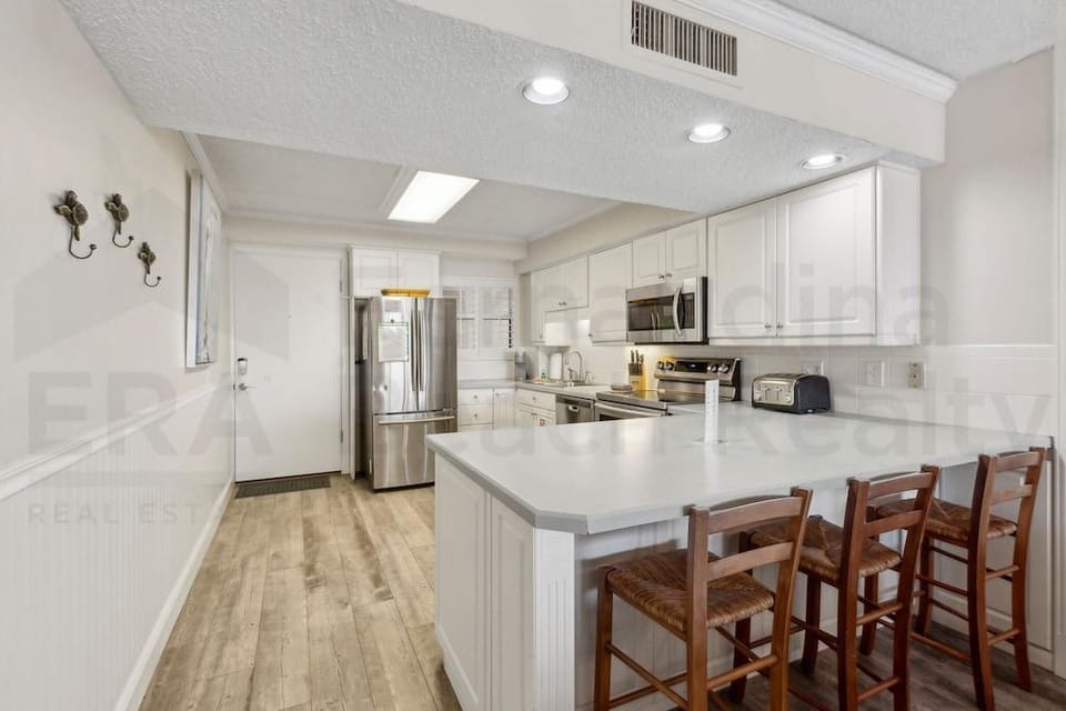 Upper Unit Condo Overlooking Both the Ocean Pier and Swimming Pool by RedAwning Hotel in Fernandina Beach