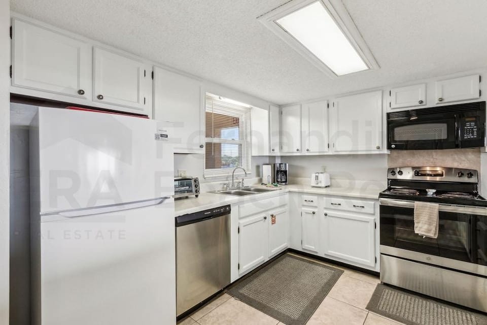 Ocean View Condo, Easy Acces to the Pool and Private Walkway to the Beach by RedAwning Hotel in Fernandina Beach
