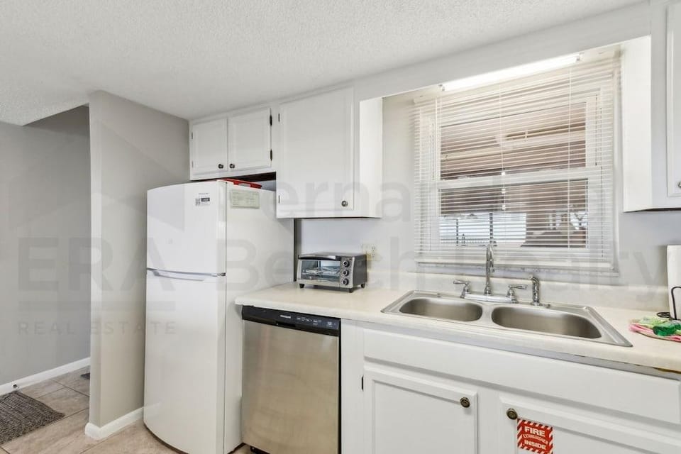 Ocean View Condo, Easy Acces to the Pool and Private Walkway to the Beach by RedAwning Hotel in Fernandina Beach