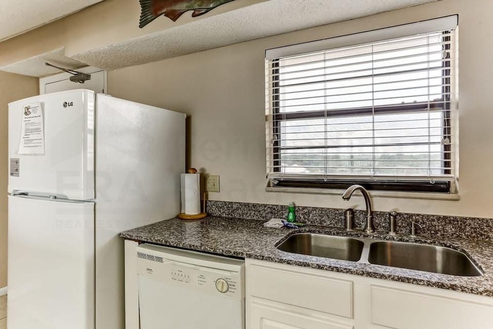 Comfy Upper Unit Condo to Enjoy the Beach or the Fishing by RedAwning Hotel in Fernandina Beach