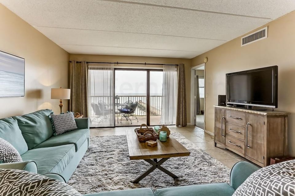 Comfy Upper Unit Condo to Enjoy the Beach or the Fishing by RedAwning Hotel in Fernandina Beach