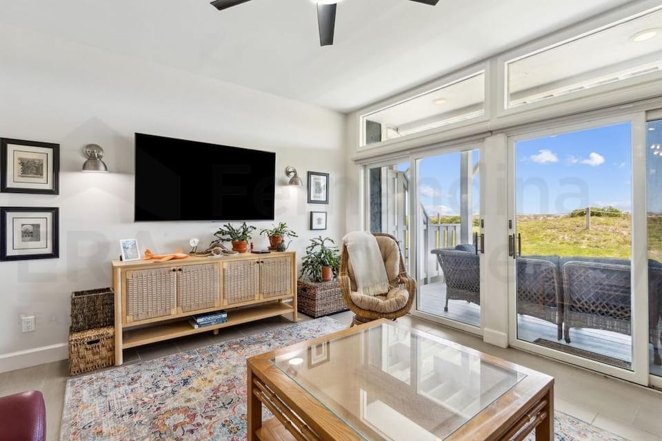 Oceanside Townhouse with Ocean View and Access to the Deck by RedAwning Hotel in Fernandina Beach