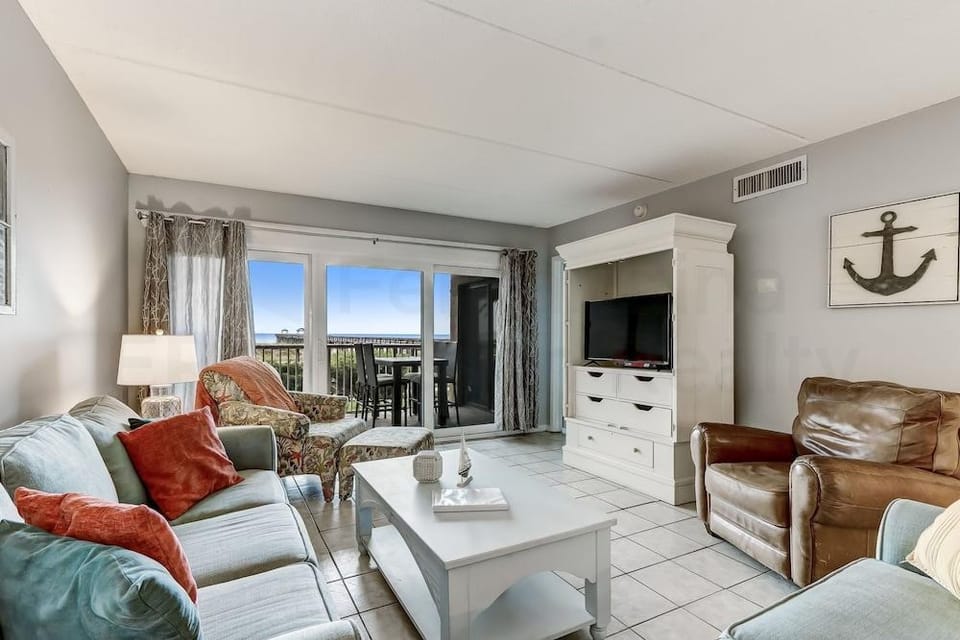 Spacious Oceanfront Condo, Easy Access to Private Fishing Pier by RedAwning Hotel in Fernandina Beach