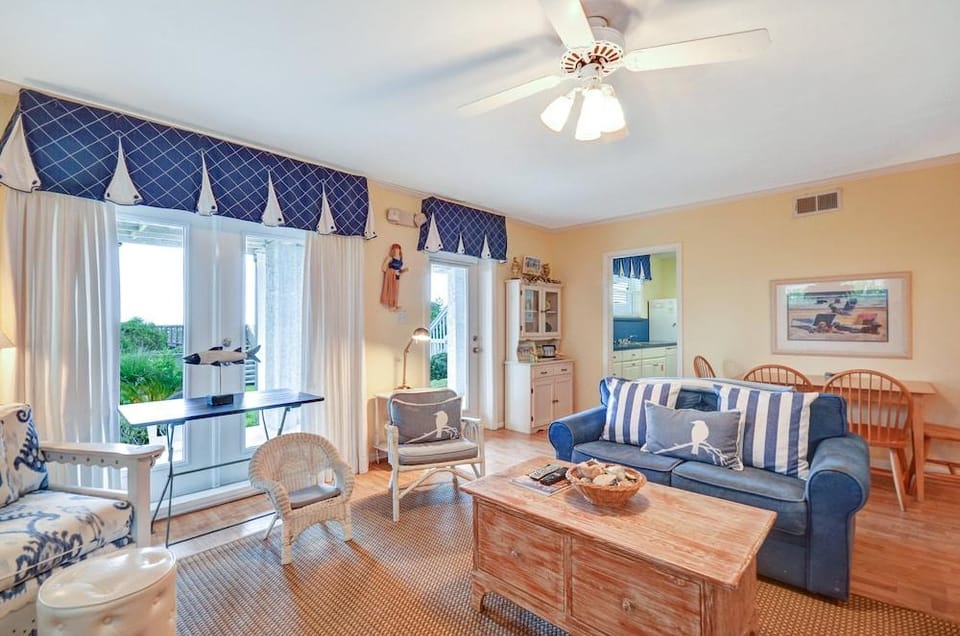 Dog Friendly Ground Level Duplex by RedAwning Hotel in Fernandina Beach