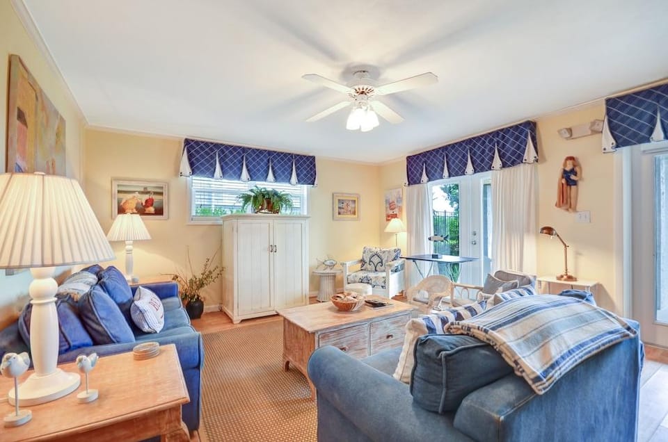 Dog Friendly Ground Level Duplex by RedAwning Hotel in Fernandina Beach