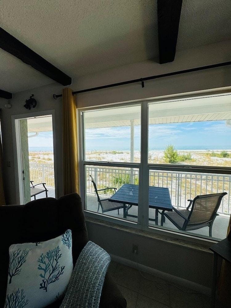 763 North Shore Upstairs 3 Bedroom Apts by RedAwning Hotel in Anna Maria Island