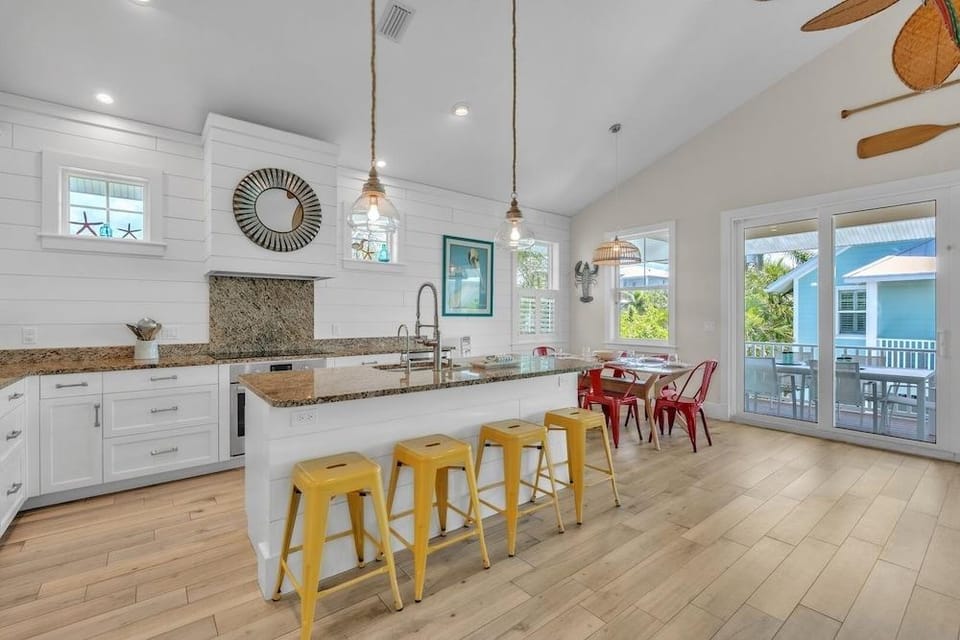 Jersey Girl 5 Bedroom Home by RedAwning Hotel in Anna Maria Island