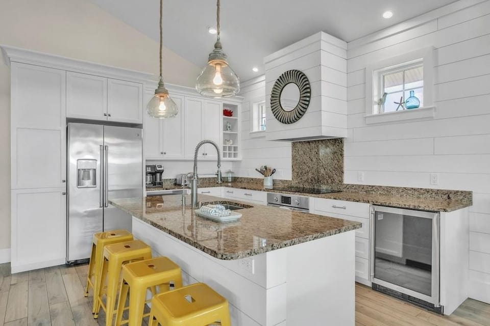 Jersey Girl 5 Bedroom Home by RedAwning Hotel in Anna Maria Island
