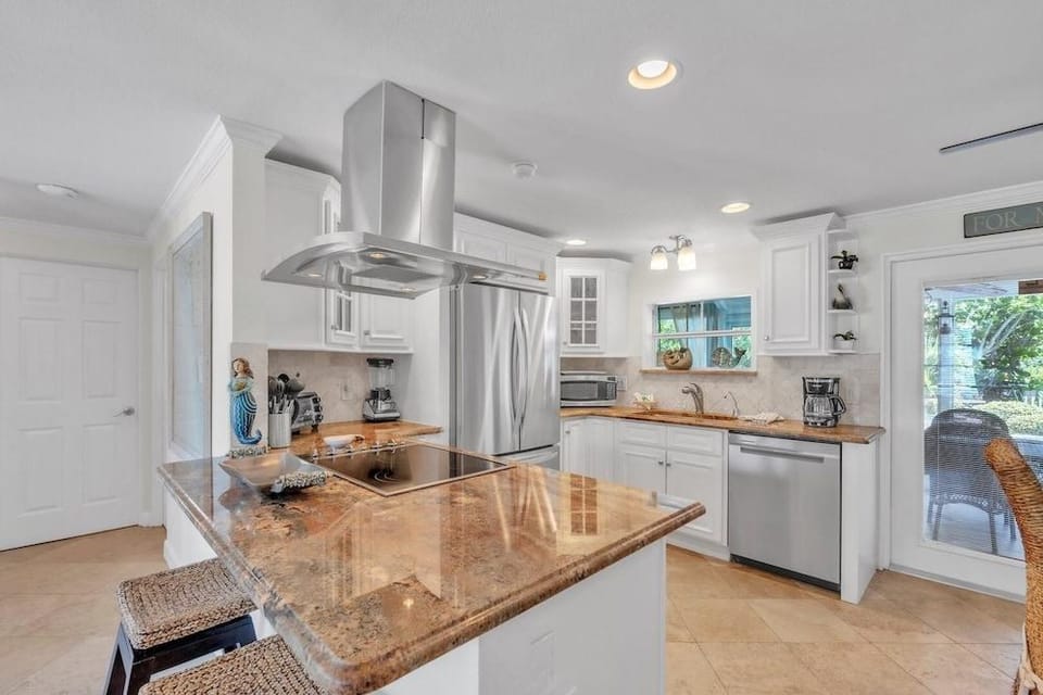 Manatee Manor 2 Bedroom Home by RedAwning Hotel in Anna Maria Island