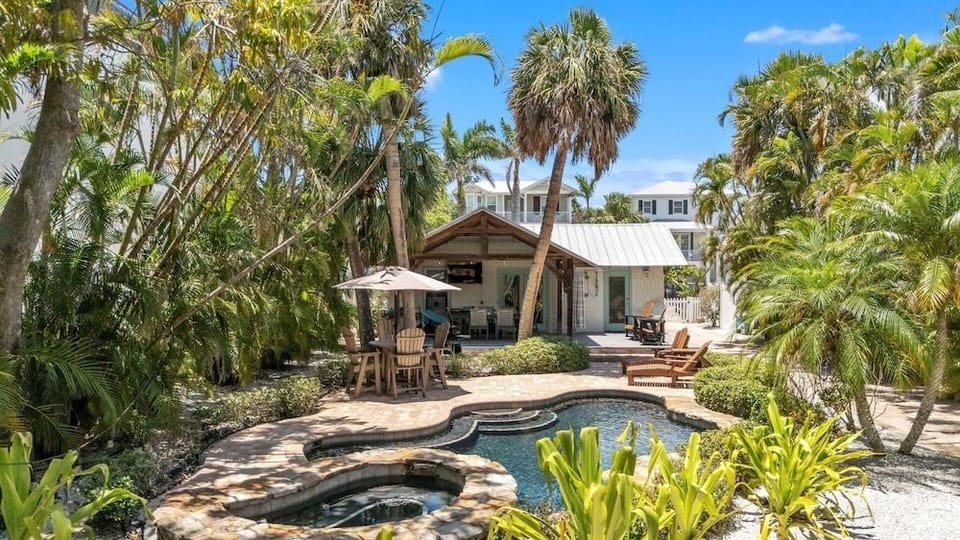 Shady Mango 2 Bedroom Home by RedAwning Hotel in Anna Maria Island