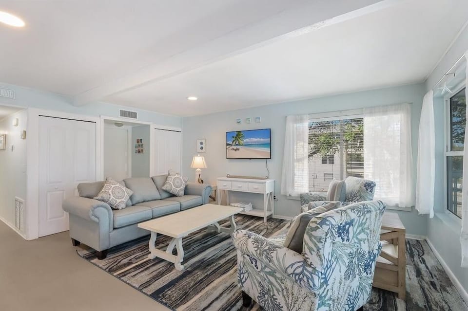 Coquina Cottage B 2 Bedroom Home by RedAwning Hotel in Anna Maria Island