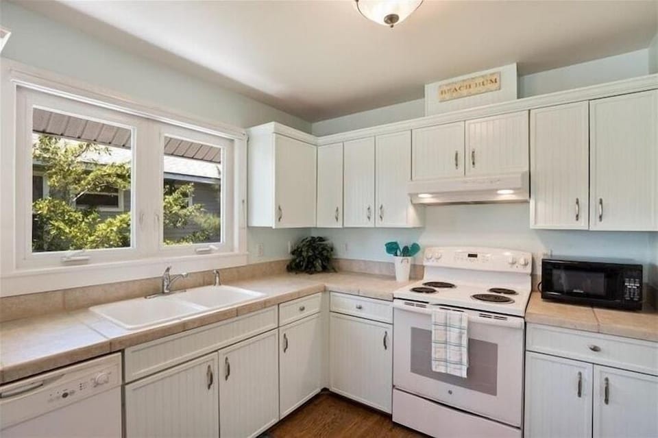 Coconut 3 Bedroom Home by RedAwning Hotel in Anna Maria Island