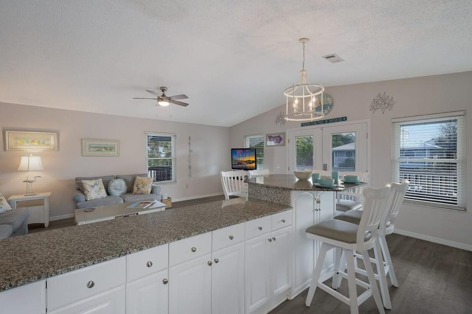 Canario  3 Bedroom Home by RedAwning Hotel in Anna Maria Island