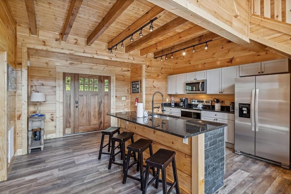 Grizzlies Den 4 Bedroom Cabin by RedAwning Hotel in Gatlinburg