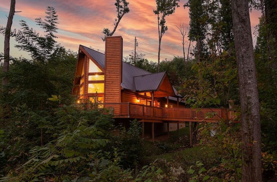 Creekside Manor 3 Bedroom Cabin by RedAwning Hotel in Gatlinburg