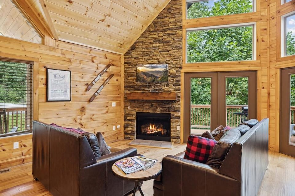 Creekside Manor 3 Bedroom Cabin by RedAwning Hotel in Gatlinburg