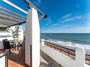 Sea-view apartment in Malaga with terrace Hotel in Sitio de Calahonda