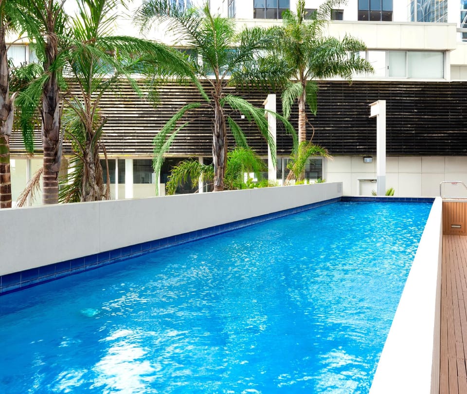 Swimming pool [outdoor]
