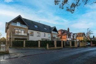 The Isleworth Garden Retreat | 3BR 2BA with Gated  Hotel in Isleworth