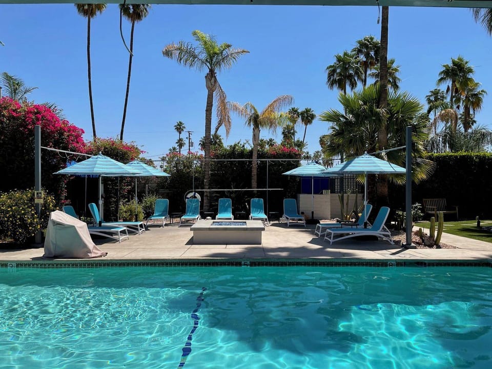 Desert Paradise Resort- Gay Men's Resort Hotel in Palm Springs
