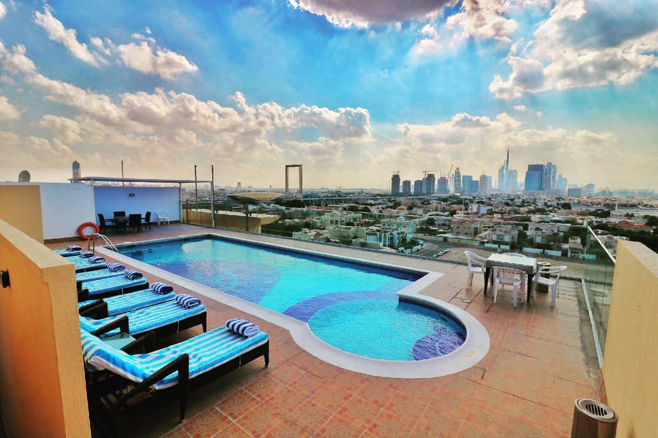 Swimming pool [outdoor]