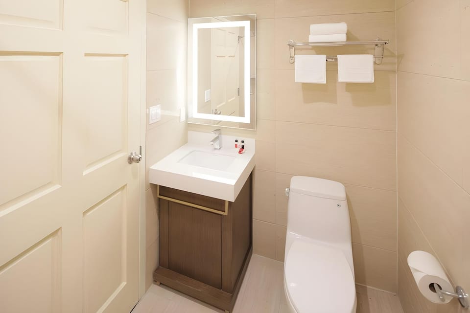 Mayfair Inn and Suites Hotel in Roosevelt Island
