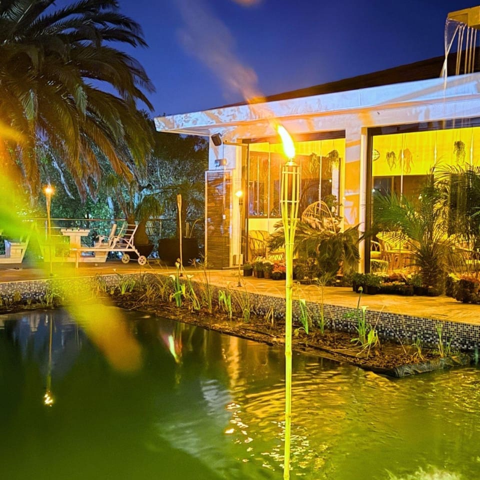 Poolside bar