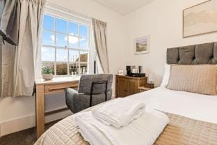 The George Inn Hotel Rooms - Room 5 Hotel in Wycombe District