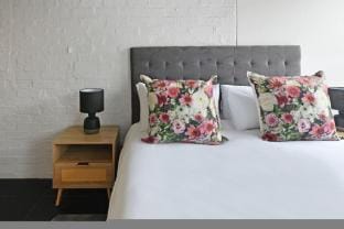 Modern 2-Bed Bantry Bay | 100m to Beach & Ocean Bliss Hotel in Sea Point