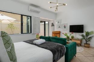 Stylish Sea Point Studio in Secure Complex + Patio Hotel in Sea Point