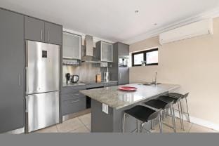 Sunny Sea Point Apartment with Private Balcony Hotel in Sea Point