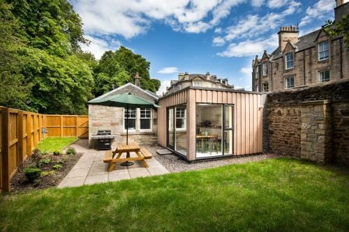 Trinity Lodge - Home with Private Garden and Parking Lodge in Edinburgh