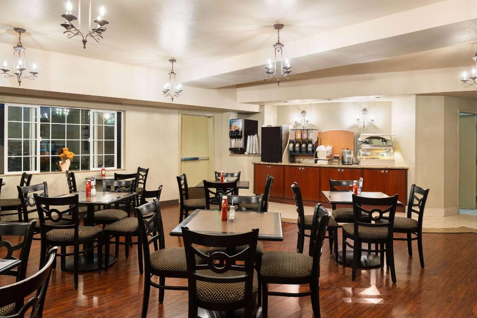 Hotel Marguerite Anaheim/Garden Grove, Trademark Collection Hotel in Santa Ana