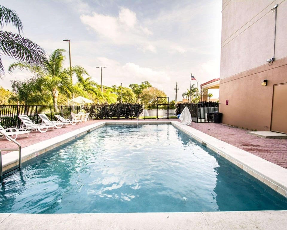 Swimming pool [outdoor]