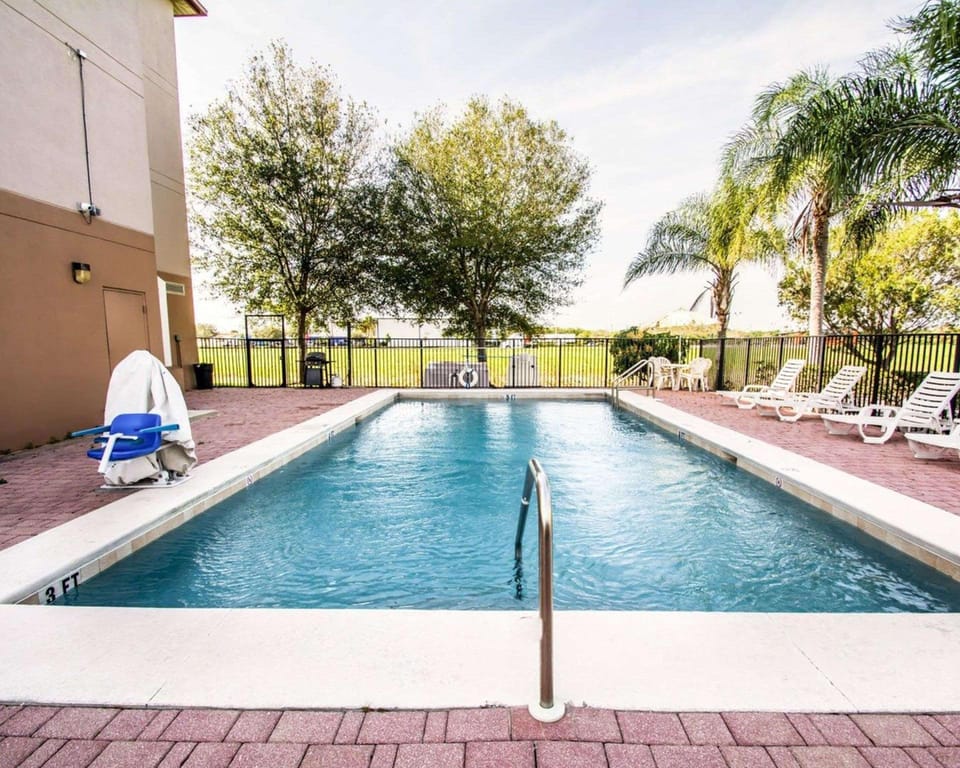 Swimming pool [outdoor]