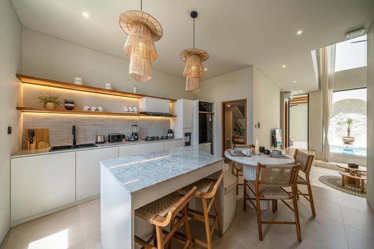 Casa 24B : Modern 2BR Tropical Villa Close to Pererenan Beach Resort in North Kuta