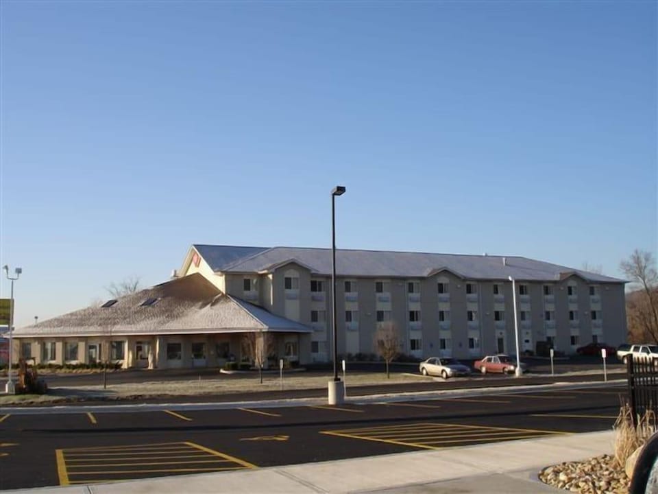 Ameristay Inn & Suites Hotel in Ohio